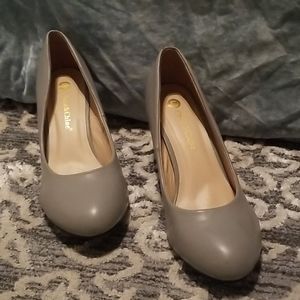 Chase & Chloe grey pumps